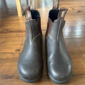 Womens classic chelsea boots size 7
Liken new
